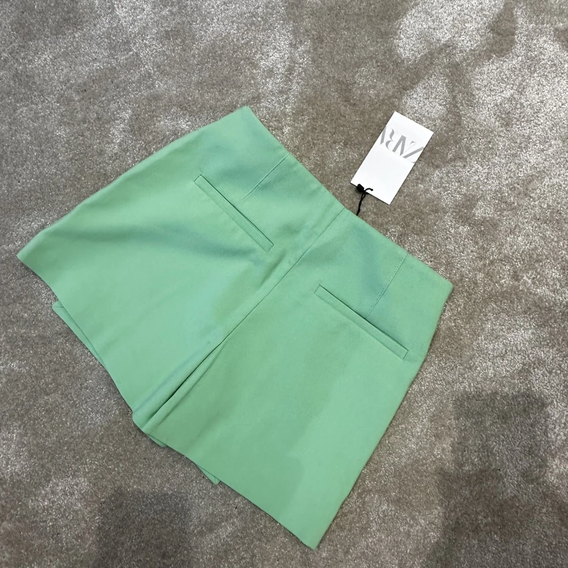 Grön shorts/kjol - 91