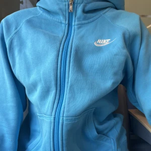 Nike hoodie - Snygg Nike hoodie knappt använd