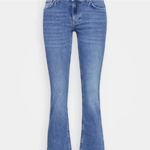 Bootcut jeans midrise - säljer mina blåa midrise bootcut jeans!! 🩷 Vet tyvärr inte märket men liknar dessa på bilden. Bra skicka och formar kroppen jättefint. Hör av er vid frågor och funderingar, kan lösa egna bilder🩷🩷