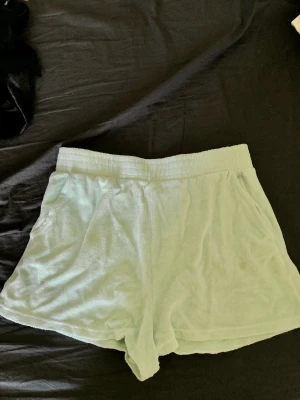 Frotté shorts - Shorts från ginatricot. Typ mintgröna, lite mörkare än så. Bilden visar färgen mycket korrekt. Väl skick på shortsen.