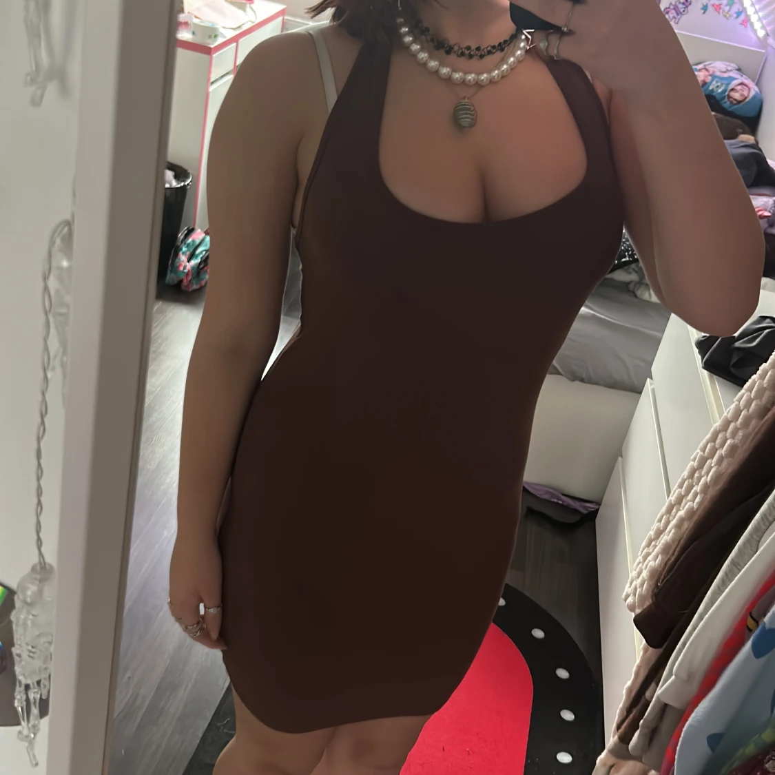 Brun urringad klänning - 90