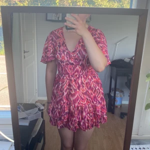 Klänning - Jag säljer denna klänning som är från Zara men jag har köpt den på Plick. Den är superfin men jag kommer inte använda den då jag tycker att den är för kort (jag är 160 cm). 
