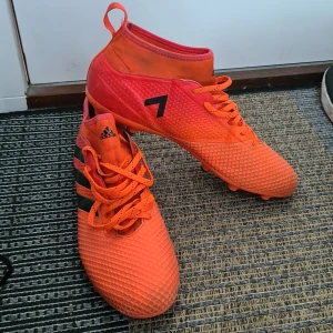 Fotbollsskor adidas  - Inte använd så många gånger bra kvalitet 