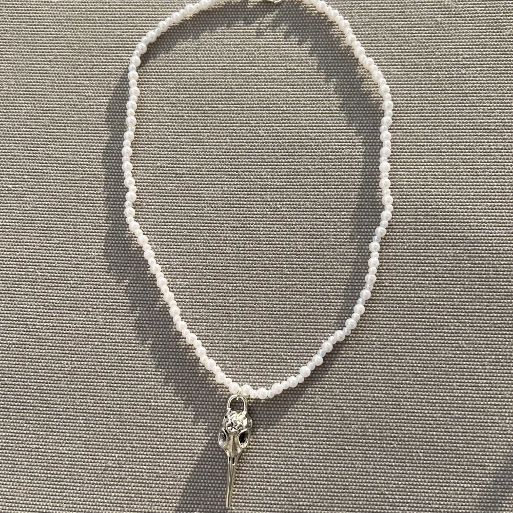 Pärlhalsband med hänge🤍 89 kr/st              Halsbandets längd: 40 cm Berlocken: 4 cm              Betalning sker via swish, frakten kostar 15 kr!. Accessoarer.