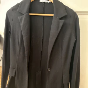 Kostym kofta  - Imiterad kostym kofta i tygmaterial, använd ett fåtal gånger 