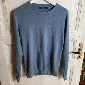 Stickad tröja - En vanlig stickad tröja från dressman i ull. Fick den i födelsedagspresent men tyckte inte färgen passade mig så bra och har använt den max 2 gånger.