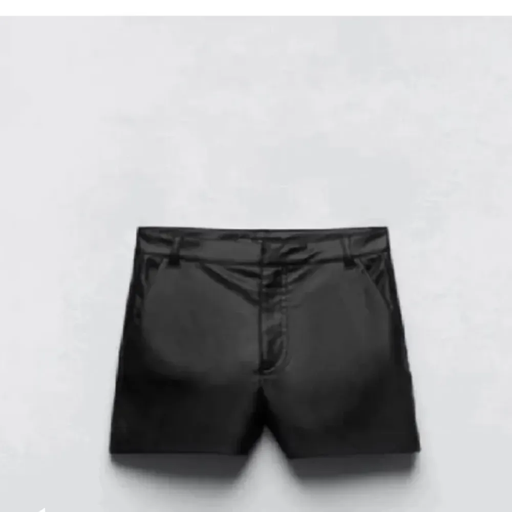 Säljer skinnshorts från zara, nästintill oanvända!. Shorts.