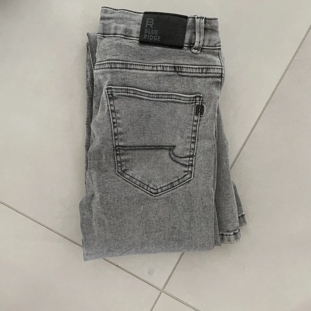As sköna och fina jeans från blue ridge använda ganska mycket men inga tecken på använt skick så de är som när jag köpte dom från Zalando  Ny pris 400 . Jeans & Byxor.