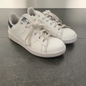 Stan Smith - Säljer mina Stan Smith sneakers då de inte passade mig. Endast använda 2-3 gånger så i nyskick! köptes för 800kr. Frakten ingår i priset😇