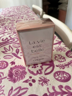 Lancome La vie est belle Parfym 50ml - Lyxig o Helt ny oöppnad doft från Lancome,La vie est belle 50ml, plasten är kvar på som man kan se på första bilden. Fick den i present men hade redan den i min samling. Det är en stor 50ml,så kostar i nypris på Lyko 1300kr o Kicks 1200kr SÄLJER för 750kr