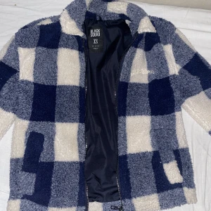 Fleece jacka - Rensar garderoben. Använda ett par gånger.