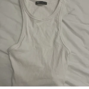 Linne - Säljer detta vita, basic linnet från zara som trendade innan. Storleken är s men passar även bra till xs. 