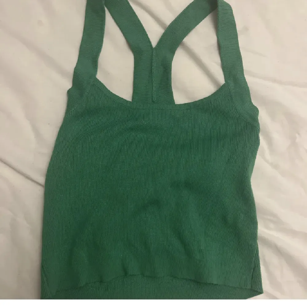 Säljer detta gröna linnet från newyorker. Linnet är lite annorlunda i ryggen som man ser på bild 2. Linnet är oanvänt och endast testat. . Toppar.