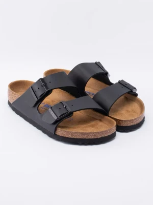 Svarta birkenstock - Säljer mina birkenstock (lånade bilder) mina är använda och det ser man men inget som påverkat kvaliten, har litet jack på sidan.  Nypris ca 1000kr