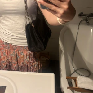 Zara väska - Väska från zara, stor får plats med mycket i, 3 stora fack, 1 litet skriv privat för flera bilder! 