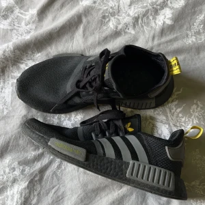 Nmd skor adidas  - Storlek 38,2/3. Säljer för att jag inte använder dom längre. 