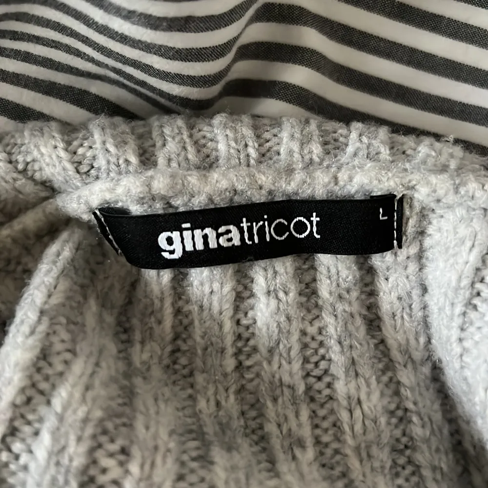 Supervarm och skön stickad tröja från Gina, knappt använd. Strl L, jag har vanligtvis S. Väldigt snygg, oversized och croppad💕. Stickat.