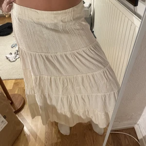 Vit unik långkjol - Köpt secondhand i Paris