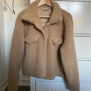 Teddyjacka - Jacka i teddymaterial. Använd ca 2 gånger. 