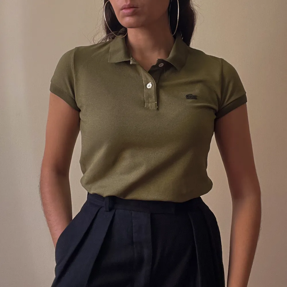 handdyed Lacoste cotton polo  size 36  made in Peru preloved, very good condition neutral olive green color 94% cotton, 6% elastane best fits xs-s. Toppar.