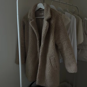 Kappa från Only - Jättefin knappt använd kappa från Only i strl 164 men mig bra som vanligtvis har XS-S🤍kom gärna med eget prisförslag!