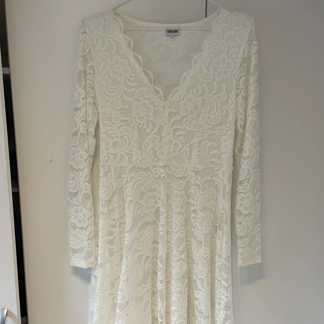 Vit spetsig klänning