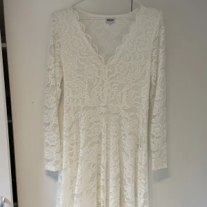 Vit spetsig klänning - Säljer min jätte fina konfirmationsklänning som endast är använd ett tillfälle💕kom privat för fler bilder! Nypris 900kr, mitt pris 200 💓#konfirmationsklänning