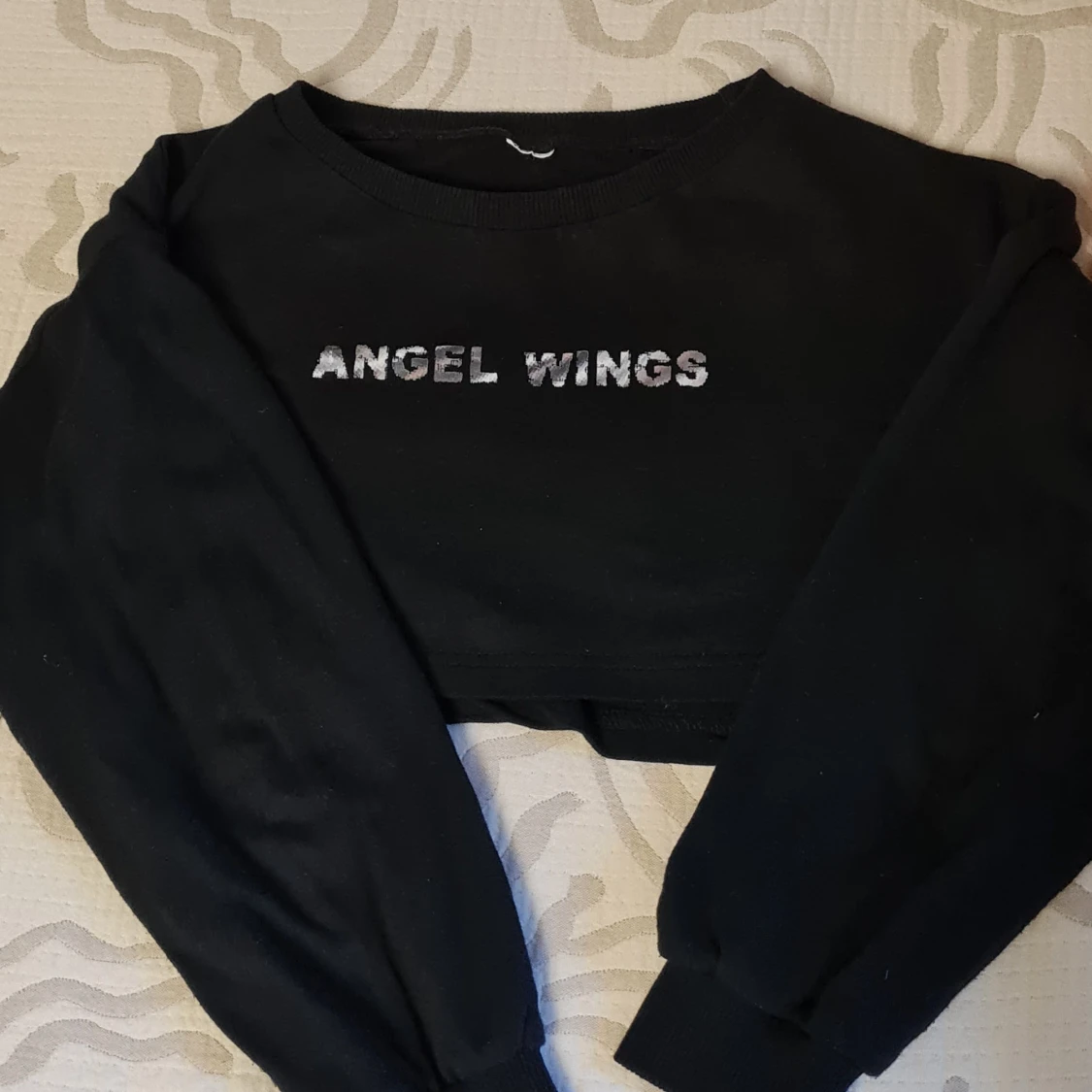 En vanlig svart croptop. 20kr + frakt