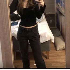 Svarta jeans  - Svarta jeans från hm, köptes för 399, använd 2 gånger. Skriv för mer bilder!