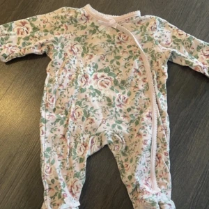 Blommig pyjamas  - Blommig pyjamas från Tinyone, storlek 50💕