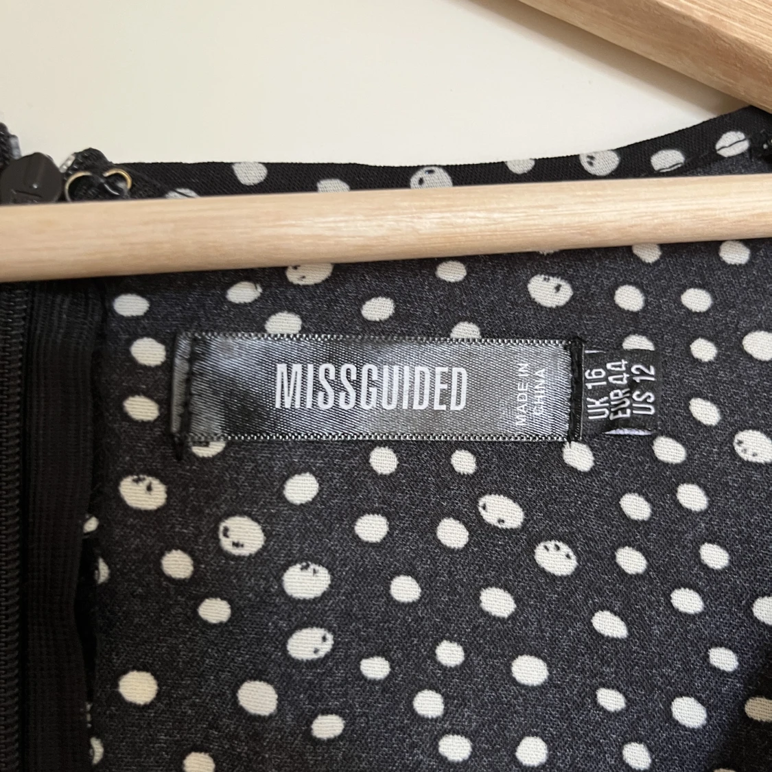 Prickig klänning  - 91