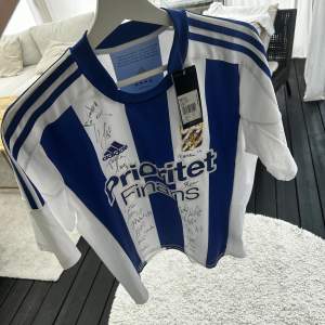 Säljer nu min IFK gbg tröja från S.2012/13 fullsignerad av göteborgs stolthet, Tröjan är i nyskick och har aldrig användts. Prislappen sitter kvar.