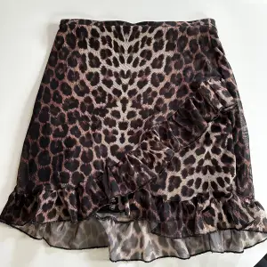 Leopard kjol i stretchigt material. 