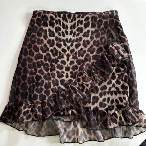 Kjol - Leopard kjol i stretchigt material. 