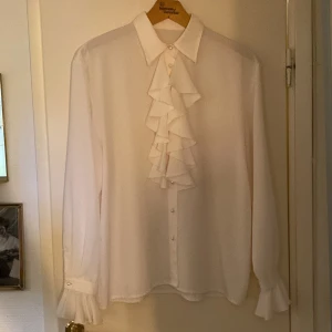 Silkesskjorta - Unik silkesskjorta med krage! Vackra knappar som ser ut som pärlor.  