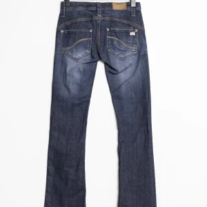 Diesel lågmidjade bootcut jeans - Hej jag säljer dessa skit fina Diesel jeansen för att de är försmå för mig. De är knappt använda💕 Mörkblåa lågmidjade bootcut i storlek 26/32💕Skriv ifall ni har frågor.