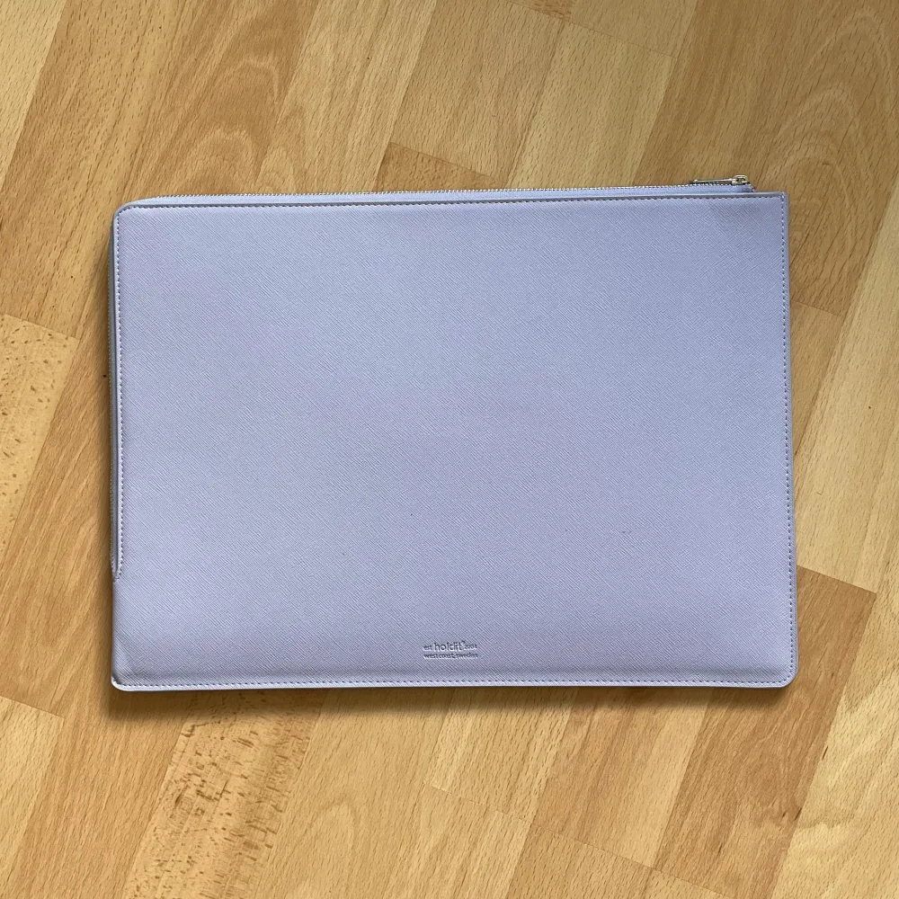 Lavendel datorfodral från holdit som aldrig använts!. Väskor.