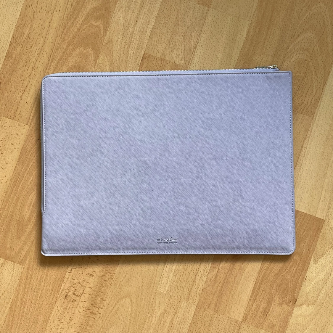 Nytt lila datorfodral från holdit