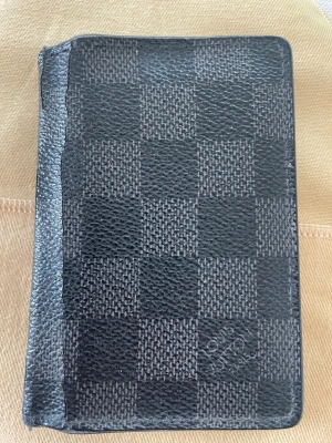 Louis Vuitton korthållare - Korthållare som är väl använd. Täcken på användning och slitage finns men är bara charmigt enligt mig. 