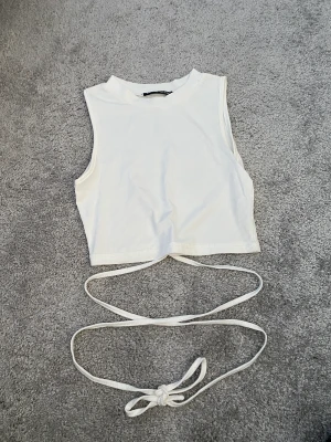 Vit topp - Sviiinsnygg topp som man knyter runt midjan. Från shein, endast använd en gång då den va lite liten på mig men mycket snygg!