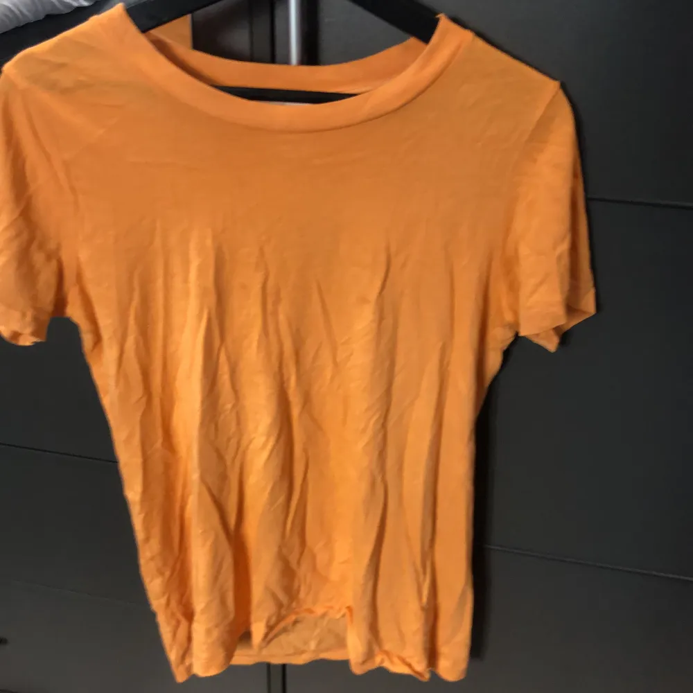 Orange T-shirt från & other stories🧡. T-shirts.