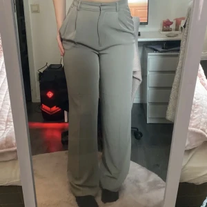 Kostymbyxor  - Gråa kostymbyxor från H&M.  Jag är 170cm lång🤍