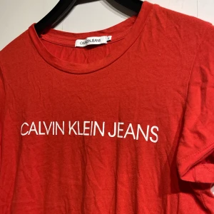 calvin klein t-shirt - 50 kr