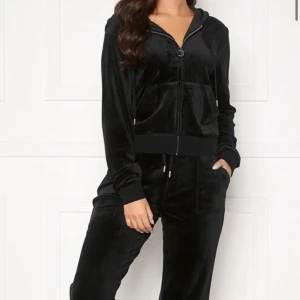 Juicy Couture  - Två framfickor framtill Två bakfickor baktill   Storlek S på koftan Storlek M på byxorna