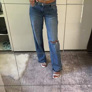 Säljer nu mina perfekt lågmidjade långa blå jeans som går att styla skitsnyggt med klackar men också med sneakers! Bra längd för mig som är 175! Storlek S i midjan!