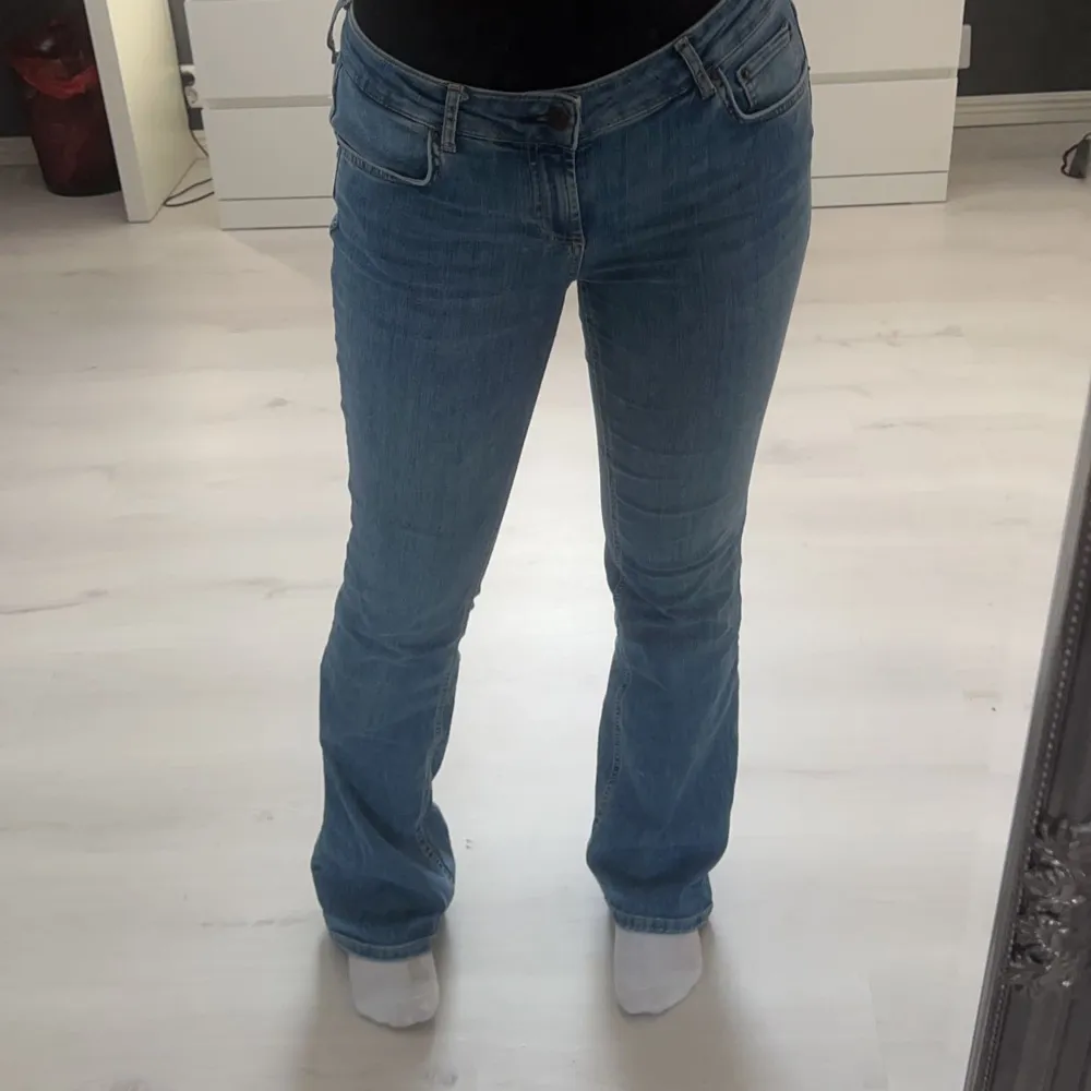Mina blåa favorit zara jeans säljer jag nu för att dom är för stora för mig och för att jag har ett likadant par. Byxorna är använda men har tagit hand om dom bra så finns inga skador . Jeans & Byxor.