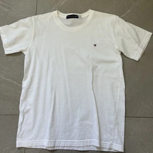 tommy hilfiger t-shirt  - säljer denna basic tommy hilfiger t-shirten som knappt är använd, jättefint skick💕💕hör av er vid frågor💕💕