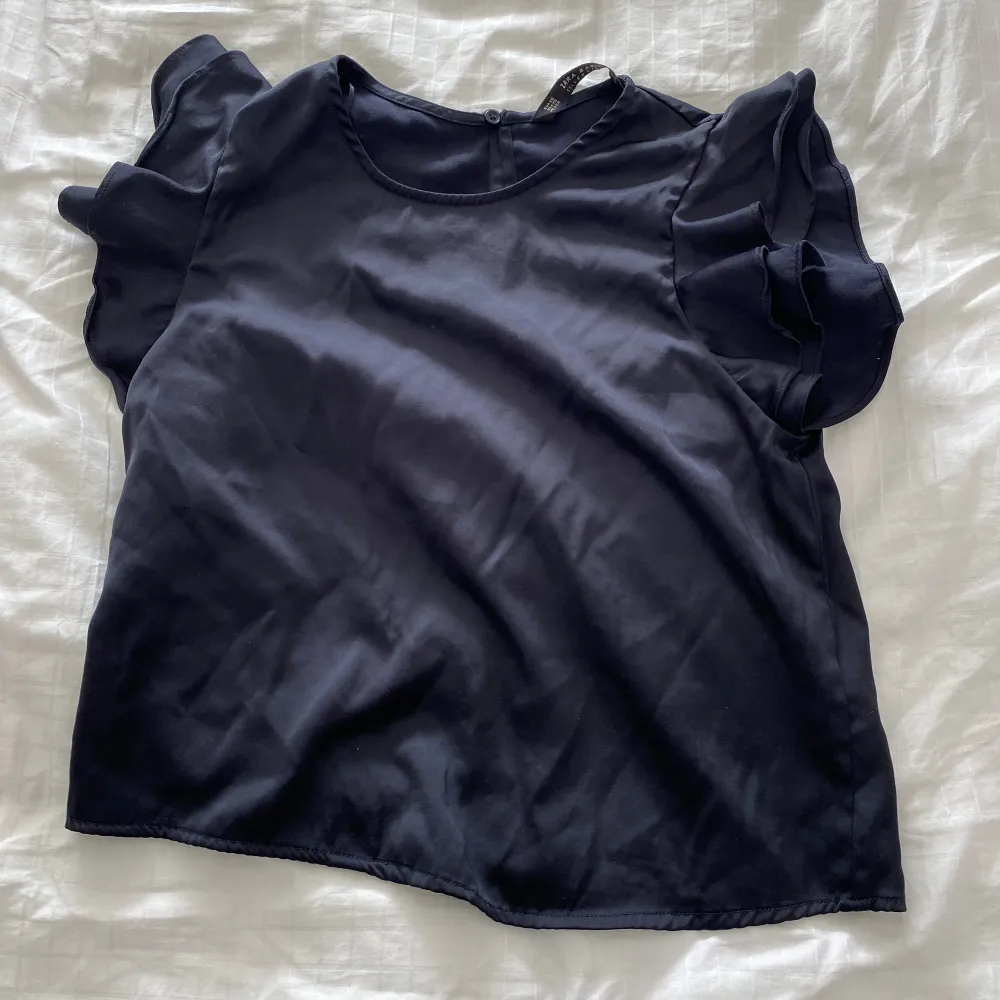 En svart blus från zara. Den har ingen skada och den har lite silke material typ. Blusar.