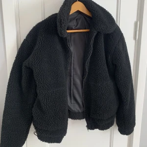 Teddy jacka - Säljer denna fluffiga jackan då den inte används längre. Väldigt fin och skönt material. Funkar perfekt till hösten och vintern. Sparsamt använd.