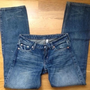 WEEKDAY arrow low - Nyskick! Innerbenslängd 80 midjemått 38 